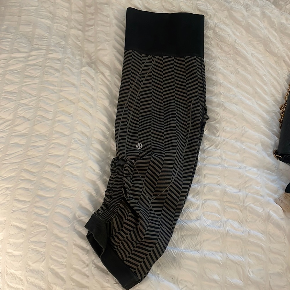 Lululemon In the Flow Crop II Leggings 8 EUC Green